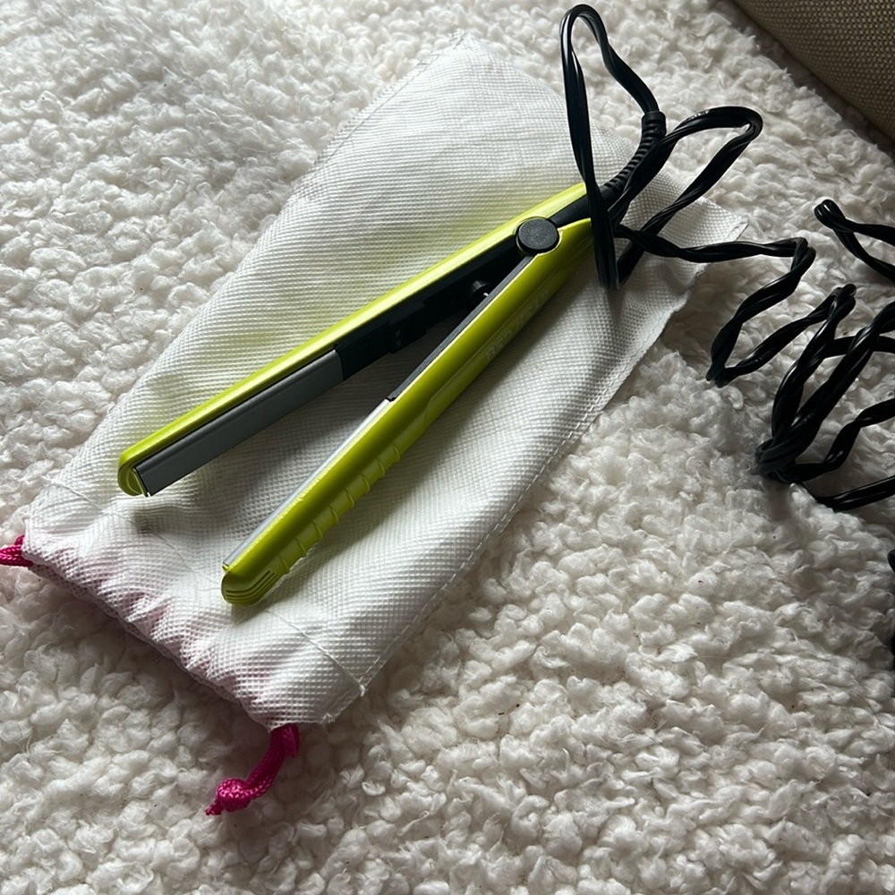Bedhead Tigi mini flat iron straightener